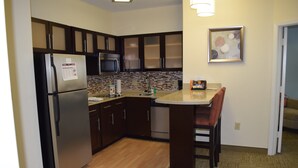 Private kitchen - Free Breakfast + Outdoor Pool + 24 Hour Fitness Center (Stafford)