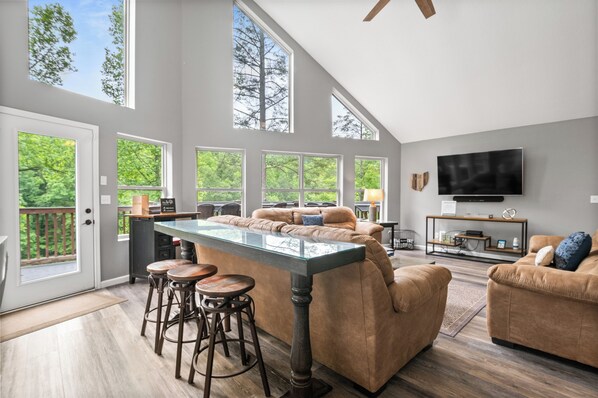 Smart TV, DVD player, books - 8BR Lakefront with 2-Story Dock and Slides, No Wake Cove, Ideal for 3-4 Families (La Follette)