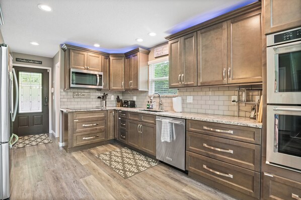 Réfrigérateur, four à micro-ondes, un four, surface de cuisson