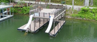 Beats Workin'-gerenoveerde Lakefront Villa, nieuwe 2 verdiepingen Dock met Slide april '20