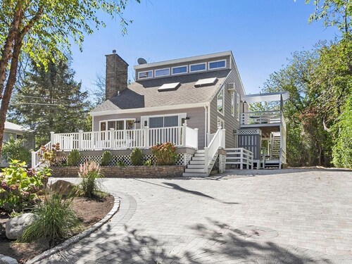 4 bedroom 2.5 bath AC,Decks Pvt Beach,HotTub Seasonal FirePit
1-Week Min Summer