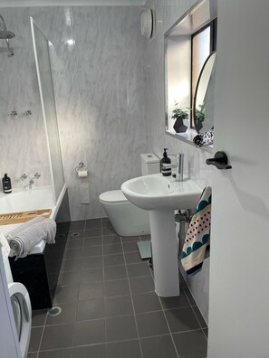 Combined shower/bathtub, hair dryer, towels, soap - Boho Boutique Appartments 2km to city centre , (Wayville)