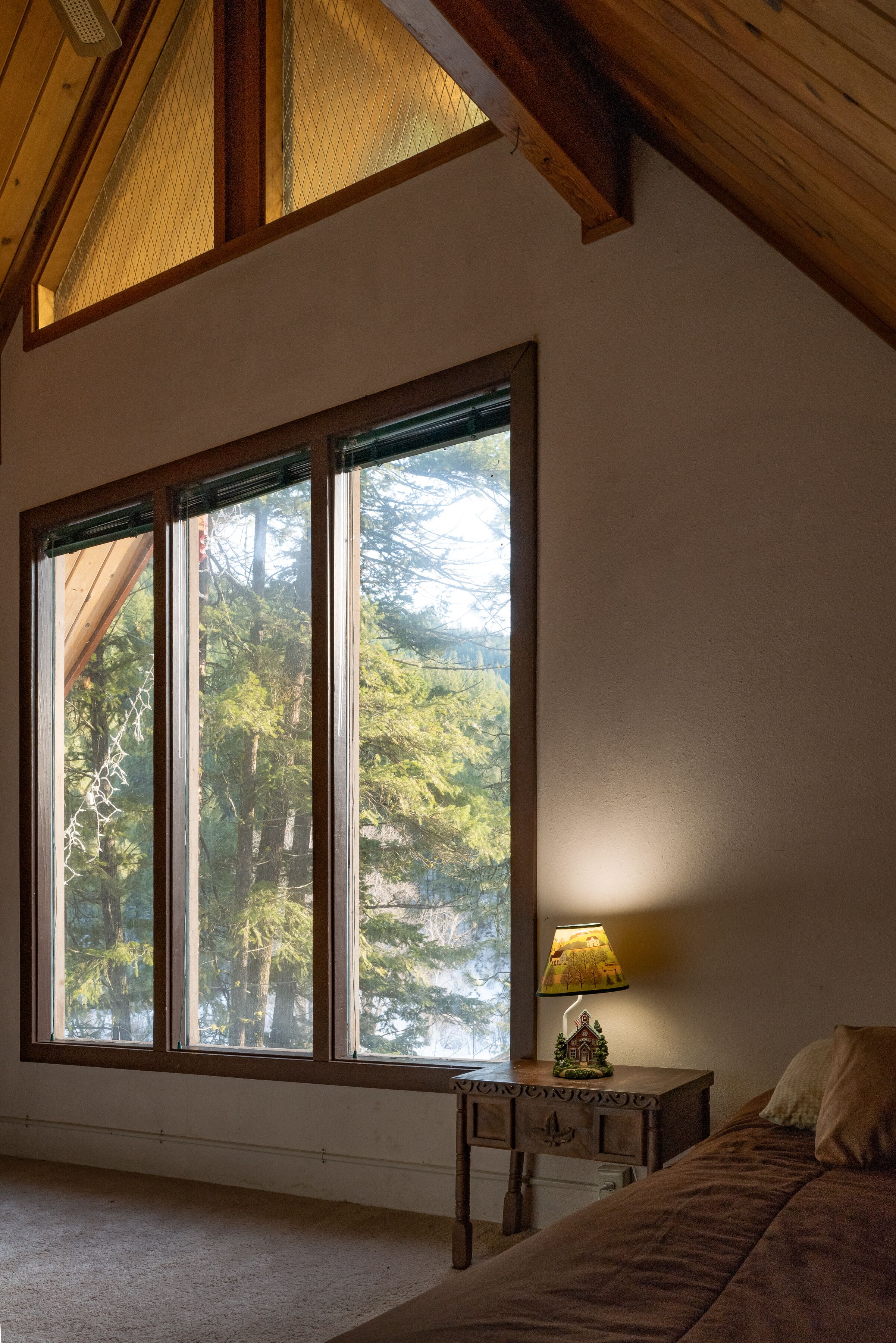 2 makuuhuonetta, työpöytä, silitysrauta/-lauta, vauvan matkasänky