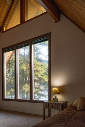 2 habitaciones, escritorio y tabla de planchar con plancha