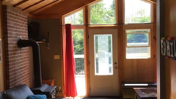 Televisor, reproductor de DVD, llibres i videoteca