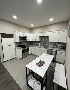 Geladeira, micro-ondas, cooktop, lava-louças