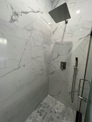 Chuveiro, secador de cabelo, toalhas de banho, sabonete