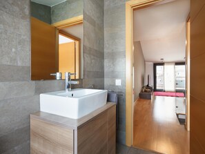 Een haardroger, handdoeken