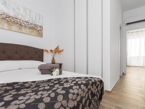 2 dormitoris, planxa i posts de planxar, Internet i roba de llit 