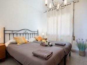 2 bedrooms, iron/ironing board, Internet