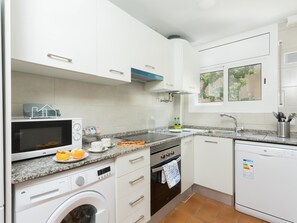 Fridge, coffee/tea maker