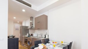 Una cocina moderna con comedor.