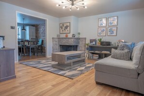 Smart TV, chimenea y libros 