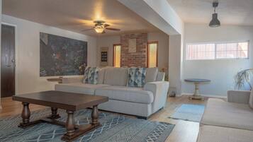 Smart TV, chimenea y libros