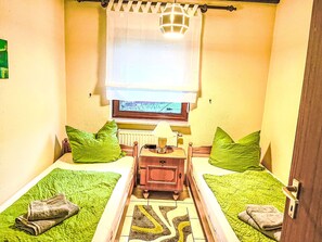 2 slaapkamers, een strijkplank/strijkijzer, internet