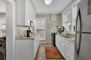 Jääkaappi, mikroaaltouuni, uuni, liesi