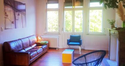 Appartement lumineux et immense, branché et arty, calme et charmant, avec vue sur le parc.