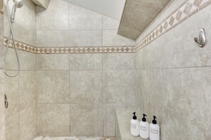 Ensemble douche/baignoire, sèche-cheveux, serviettes fournies, savon