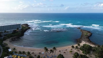 Playa en los alrededores, camastros y toallas de playa