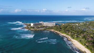 Beach nearby, sun loungers, beach towels