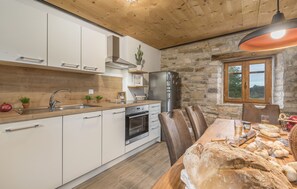 Fridge, oven, stovetop, dishwasher