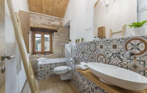 Serviettes fournies, savon, shampooing, papier de toilette