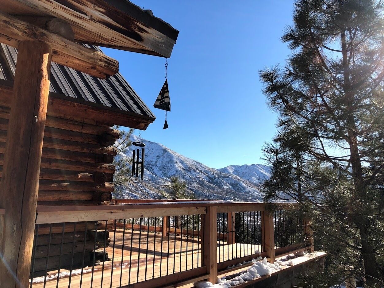 壮大な景色と野生生物を楽しむための新しい大型デッキ付きの崖の丸太