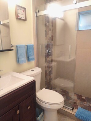 Sèche-cheveux, serviettes fournies