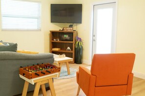 Téléviseur, table de baby-foot