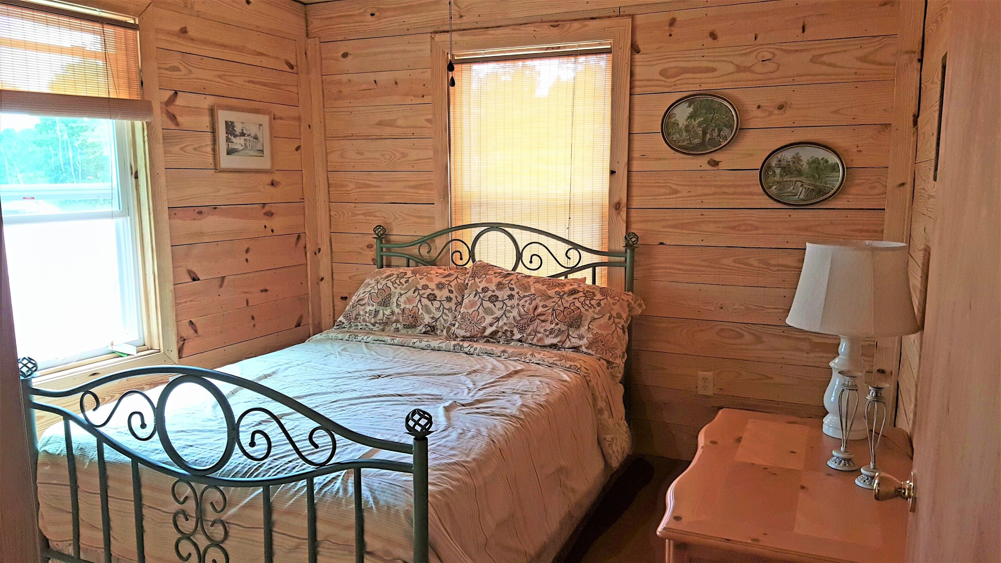 4 bedrooms, iron/ironing board, bed sheets, wheelchair access