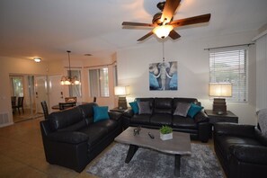 Smart TV, fireplace, ping pong, stereo - GORGEOUS VACATION CONDO  WITH HEATED POOL, SPA, FITNESS ROOM, PATIO, GARAGE (Mesa)