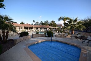 Hotel amb piscina, gandules i palmeres.
