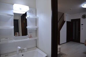 Casa (Private Vacation Home) | Banheiro | Chuveiro/banheira combinados, chuveiro com efeito de chuva