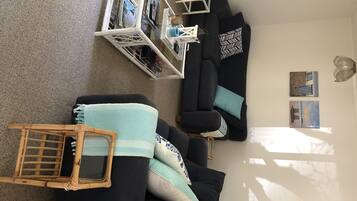 Een smart-tv, een dvd-speler en een stereo