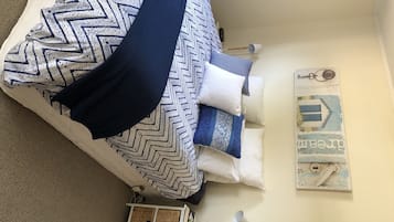 3 habitaciones y tabla de planchar con plancha