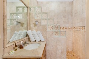Dusche, Haartrockner, Handtücher