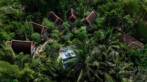 Un conjunto de edificios de estilo tradicional rodeado de exuberante vegetación tropical.