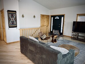 TV connectée, cheminée, chaîne hi-fi