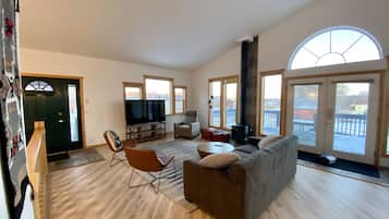 Smart-TV, Kamin, Stereoanlage