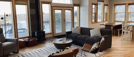 Smart TV, fireplace, stereo