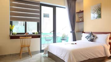 Desk, laptop workspace, soundproofing, free WiFi