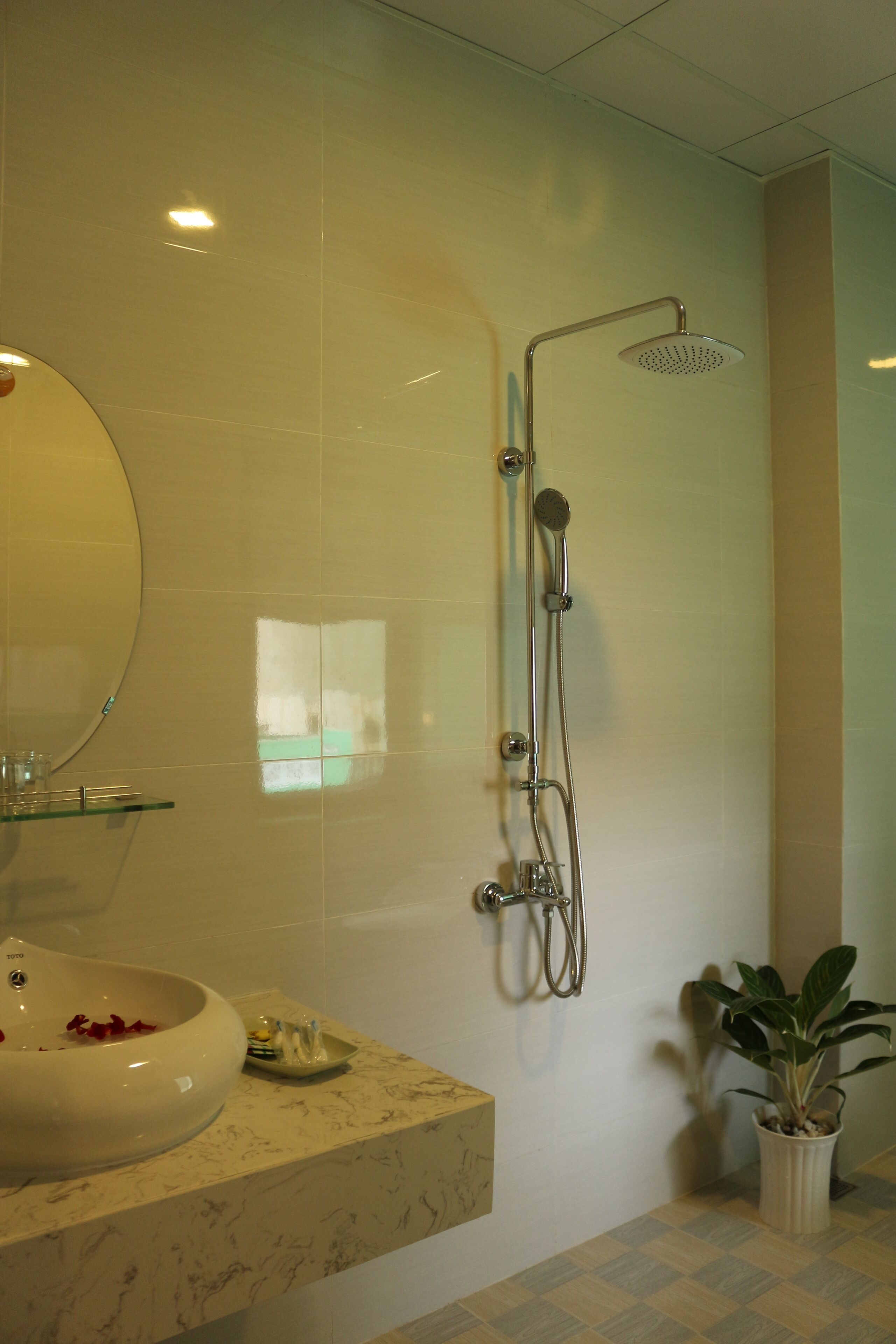 Superior Twin Room | Bathroom | Shower, rainfall showerhead, free toiletries, hair dryer