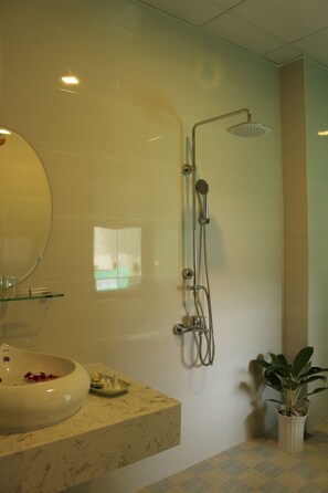 Superior-Zweibettzimmer | Badezimmer | Dusche, Regendusche, kostenlose Toilettenartikel, Haartrockner