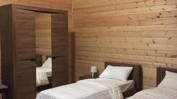 Twin Room | 1 bedroom, soundproofing, iron/ironing board