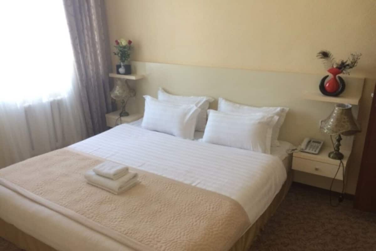 Deluxe Double Room | Desk, laptop workspace, blackout drapes, soundproofing