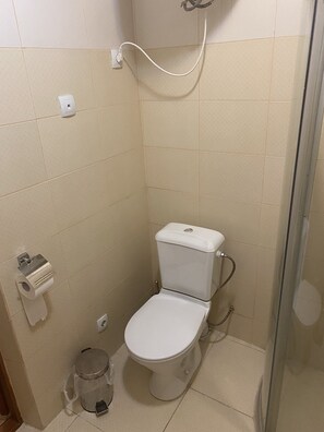Klassieke eenpersoonskamer | Badkamer | Een douche, een regendouche, gratis toiletartikelen, een haardroger
