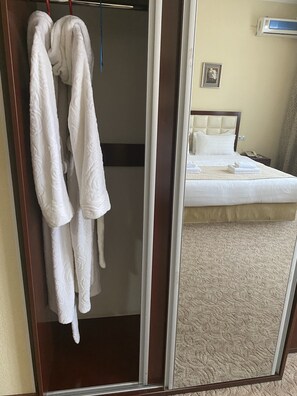 Escritorio, espacio para trabajar con laptop y cortinas blackout