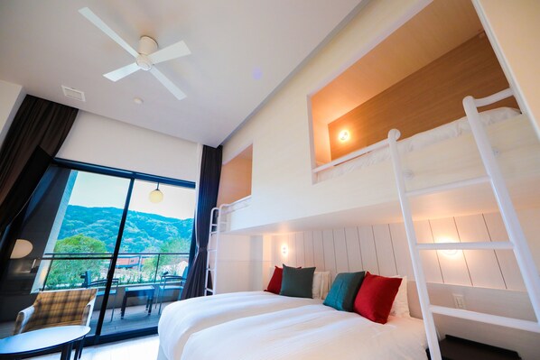 Tomannsrom, tilgjengelighetstilpasset | Dundyner, safe på rommet, blendingsgardiner og strykejern/-brett