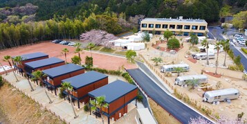 Un hotel moderno con varias habitaciones, un estacionamiento y una carretera.