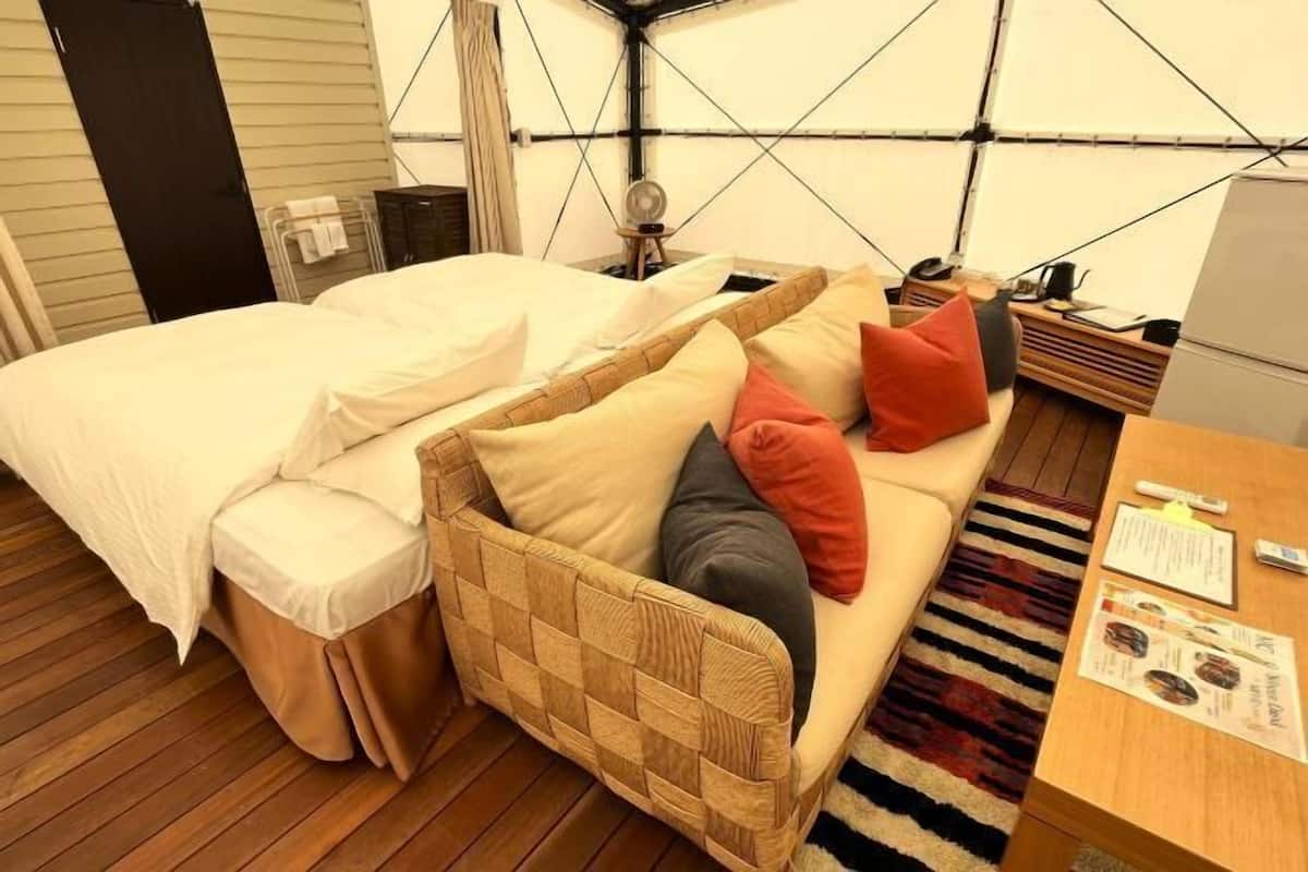 1 habitación, edredón y caja de seguridad en la habitación